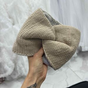 Halli tooni kahekordse kudumikihiga UNI suuruses lai peapael